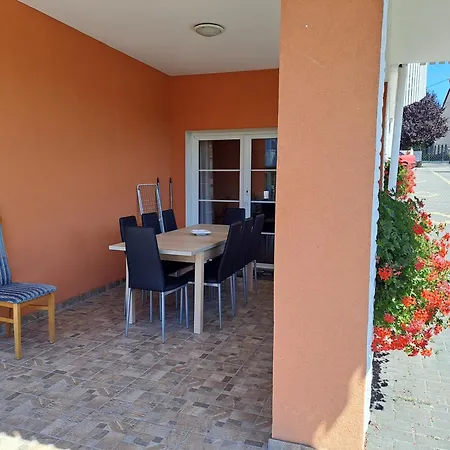 Alinka Apartmanhaz בלטונללה